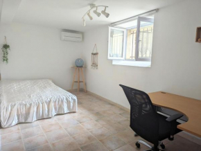 Chambre climatisée avec espaces privatifs dont salle de bain et WC